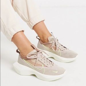 Nike Vista Light Sneaker Fossil Stone/Desert Dust/Barely Volt
